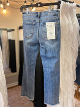 Load image into Gallery viewer, Medium Wash Mid Rise Fray Bottom Crop Jeans